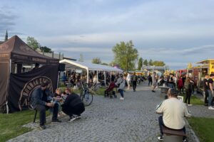 22.05.2021. Sandomierz. Food trucki przy nadwiślańskim bulwarze / Grażyna Szlęzak-Wójcik / Radio Kielce