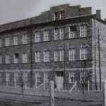 23.05.2021 Kielce. Miejsce partyzanckiej akcji dawniej i dziś. Budynek szkoły powszechnej w październiku 1932 r. / 3lo.kielce.pl