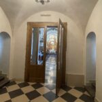 06.05.2021. Daleszyce. Parafia św. Michała Archanioła. Najstarszy przedsionek kościoła i wejście do dwóch wież / Marlena Płaska / Radio Kielce