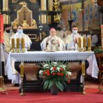 03.05.2021 Sandomierz. Katedra. Msza święta. Na zdjęciu (w środku): biskup Krzysztof Nitkiewicz / ks Wojciech Kania