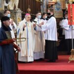 03.05.2021 Sandomierz. Katedra. Msza święta. Na zdjęciu (w środku): biskup Krzysztof Nitkiewicz / ks Wojciech Kania