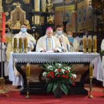 03.05.2021 Sandomierz. Katedra. Msza święta. Na zdjęciu (w środku): biskup Krzysztof Nitkiewicz / ks Wojciech Kania