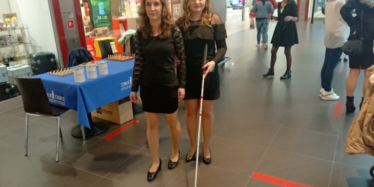 Na zdjęciu (od lewej): Gabriela Rubak i Milena Rot z Fundacji "Szansa dla Niewidomych" / Iwona Murawska / Radio Kielce