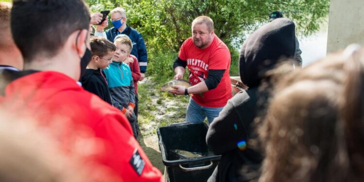 24.05.2021. Połaniec. Akcja zarybiania Wisły / Enea Elektrownia Połaniec