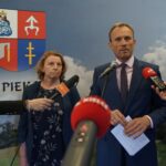 26.05.2021. Piekoszów. Losowanie zwycięzców loterii podatkowej. Na zdjęciu (od lewej): Barbara Drogosz - przewodnicząca Rady Gminy Piekoszów, Zbigniew Piątek - wójt Piekoszowa / Marcin Marszałek / Radio Kielce