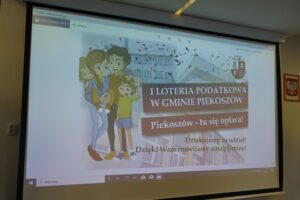 26.05.2021. Piekoszów. Losowanie zwycięzców loterii podatkowej / Marcin Marszałek / Radio Kielce