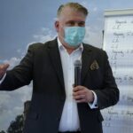 26.05.2021. Piekoszów. Losowanie zwycięzców loterii podatkowej. Na zdjęciu: Robert Kieszek - prezes firmy GRATIFICA / Marcin Marszałek / Radio Kielce