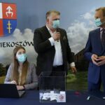 26.05.2021. Piekoszów. Losowanie zwycięzców loterii podatkowej. Na zdjęciu (od lewej): Zuzanna Lesz, Robert Kieszek - prezes firmy GRATIFICA , Zbigniew Piątek - wójt Piekoszowa / Marcin Marszałek / Radio Kielce