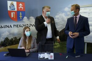 26.05.2021. Piekoszów. Losowanie zwycięzców loterii podatkowej. Na zdjęciu (od lewej): Zuzanna Lesz, Robert Kieszek - prezes firmy GRATIFICA , Zbigniew Piątek - wójt Piekoszowa / Marcin Marszałek / Radio Kielce