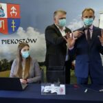 26.05.2021. Piekoszów. Losowanie zwycięzców loterii podatkowej. Na zdjęciu (od lewej): Zuzanna Lesz, Robert Kieszek - prezes firmy GRATIFICA , Zbigniew Piątek - wójt Piekoszowa / Marcin Marszałek / Radio Kielce