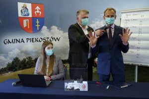 26.05.2021. Piekoszów. Losowanie zwycięzców loterii podatkowej. Na zdjęciu (od lewej): Zuzanna Lesz, Robert Kieszek - prezes firmy GRATIFICA , Zbigniew Piątek - wójt Piekoszowa / Marcin Marszałek / Radio Kielce