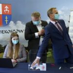 26.05.2021. Piekoszów. Losowanie zwycięzców loterii podatkowej. Na zdjęciu (od lewej): Zuzanna Lesz, Robert Kieszek - prezes firmy GRATIFICA , Zbigniew Piątek - wójt Piekoszowa / Marcin Marszałek / Radio Kielce