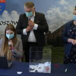 26.05.2021. Piekoszów. Losowanie zwycięzców loterii podatkowej. Na zdjęciu (od lewej): Zuzanna Lesz, Robert Kieszek - prezes firmy GRATIFICA , Barbara Drogosz - przewodnicząca Rady Gminy Piekoszów / Marcin Marszałek / Radio Kielce