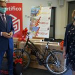 26.05.2021. Piekoszów. Losowanie zwycięzców loterii podatkowej. Na zdjęciu (od lewej): Zbigniew Piątek - wójt Piekoszowa, Barbara Drogosz - przewodnicząca Rady Gminy Piekoszów / Marcin Marszałek / Radio Kielce