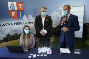 26.05.2021. Piekoszów. Losowanie zwycięzców loterii podatkowej. Na zdjęciu (od lewej): Zuzanna Lesz, Robert Kieszek - prezes firmy GRATIFICA , Zbigniew Piątek - wójt Piekoszowa / Marcin Marszałek / Radio Kielce