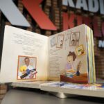 Książeczka „Szkoła" autorstwa Zbigniewa Koniusza, wojewody świętokrzyskiego / Robert Felczak / Radio Kielce