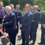 17.05.2021. Sandomierz. Otwarcie oddziału Świętokrzyskiego Ośrodka Doradztwa Rolniczego. Na zdjęciu (od lewej): Jerzy Pośpiech - dyrektor Świętokrzyskiego  Ośrodka Doradztwa Rolniczego w Modliszewicach, poseł Krzysztof Lipiec - prezes świętokrzyskich struktur PiS, senator Jarosław Rusiecki, Zbigniew Koniusz -  wojewoda świętokrzyski, poseł Marek Kwitek, Jacek Toś - dyrektor oddziału regionalnego Krajowego Ośrodka Wsparcia Rolnictwa w Kielcach, Marek Jońca - członek zarządu województwa świętokrzyskiego, Waldemar Maruszczak - kierownik biura Agencji Restrukturyzacji  i Modernizacji Rolnictwa w Sandomierzu / Grażyna Szlęzak-Wójcik / Radio Kielce