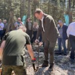 12.05.2021 Lasy koło Stąporkowa. Nasadzenia drzew. Na zdjęciu: wiceminister klimatu Edward Siarka / Magdalena Galas-Klusek / Radio Kielce