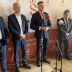 20.05.2021. Sandomierz. Spotkanie  Miejskiego Obszaru Funkcjonalnego. Na zdjęciu (od lewej): Witold Łukawski - Urząd Gminy w Samborcu, Robert Paluch - wójt gminy Wilczyce, Marcin Marzec - burmistrz Sandomierza, Marek Łukaszek - wójt gminy Dwikozy i Krzysztof Tworek - wójt gminy Obrazów / Grażyna Szlęzak-Wójcik / Radio Kielce