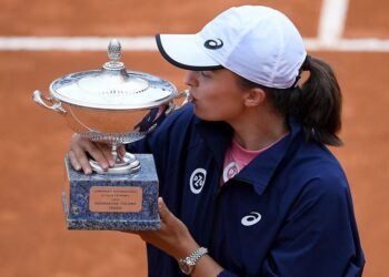 16.05.2021. Na zdjęciu: Iga Świątek z trofeum po pokonaniu Karoliny Pliskovej z Czech w meczu finałowym kobiet na turnieju tenisowym Italian Open w Rzymie / ETTORE FERRARI / PAP/EPA
