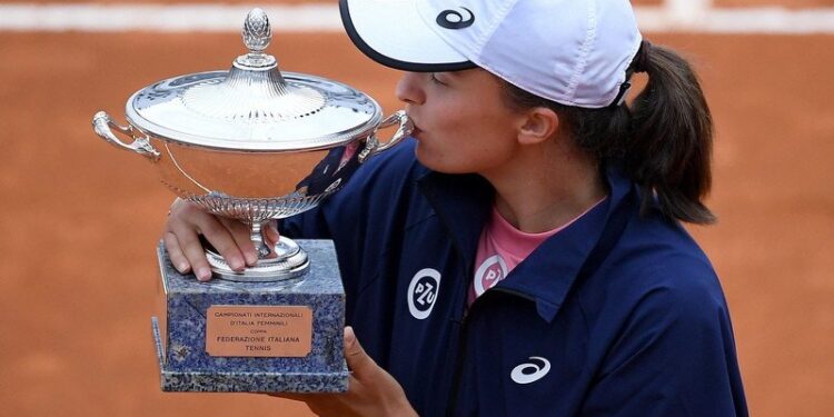 16.05.2021. Na zdjęciu: Iga Świątek z trofeum po pokonaniu Karoliny Pliskovej z Czech w meczu finałowym kobiet na turnieju tenisowym Italian Open w Rzymie / ETTORE FERRARI / PAP/EPA