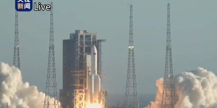 Start rakiety Long March 5B / nasaspaceflight.com