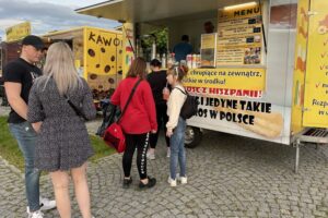 22.05.2021. Sandomierz. Food trucki przy nadwiślańskim bulwarze / Grażyna Szlęzak-Wójcik / Radio Kielce