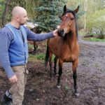 16.05.2021. Dobrów, gmina Tuczępy. Na zdjęciu: Marcin Kozieł, który hoduje konie arabskie - kuhailany / Marta Gajda / Radio Kielce