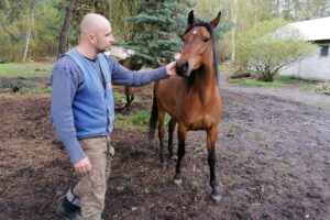 16.05.2021. Dobrów, gmina Tuczępy. Na zdjęciu: Marcin Kozieł, który hoduje konie arabskie - kuhailany / Marta Gajda / Radio Kielce