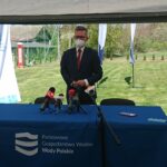 11.05.2021 Ostrowiec Świętokrzyski. Podpisanie umowy na budowę polderów przeciwpowodziowych na rzece Modle. Na zdjęciu Grzegorz Witkowski - wiceminister infrastruktury / Emilia Sitarska / Radio Kielce