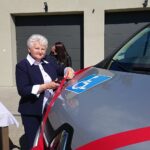24.05.2021. Ożarów. Przekazanie samochodu do przewożenia osób starszych i niepełnosprawnych. na zdjęciu: Halina Dragan - przewodnicząca rady miejskiej w Ożarowie / Emilia Sitarska / Radio Kielce