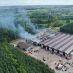 17.05.2021. Krasocin. Dogaszanie pożaru na terenie zakładu Zefir / Jarosław Kubalski / Radio Kielce