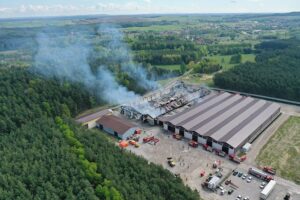 17.05.2021. Krasocin. Dogaszanie pożaru na terenie zakładu Zefir / Jarosław Kubalski / Radio Kielce