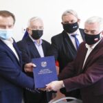 26.05.2021. Wiślica. Podpisanie umowy na dofinansowanie rewitalizacji grodziska. Na zdjęciu (od lewej): Jarosław Jaworski - burmistrz miasta i gminy Wiślica, poseł Krzysztof Lipiec - lider świętokrzyskich struktur PiS, Maciej Gawin - radny sejmiku, Andrzej Bętkowski - marszałek województwa świętokrzyskiego / Jarosław Kubalski / Radio Kielce