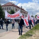 28.05.2021. Starachowice. Pikieta przed zakładami MAN / Anna Głąb / Radio Kielce