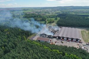 17.05.2021. Krasocin. Dogaszanie pożaru na terenie zakładu Zefir / Jarosław Kubalski / Radio Kielce