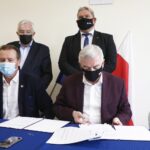 26.05.2021. Wiślica. Podpisanie umowy na dofinansowanie rewitalizacji grodziska. Na zdjęciu (od lewej): Jarosław Jaworski - burmistrz miasta i gminy Wiślica, poseł Krzysztof Lipiec - lider świętokrzyskich struktur PiS, Maciej Gawin - radny sejmiku, Andrzej Bętkowski - marszałek województwa świętokrzyskiego / Jarosław Kubalski / Radio Kielce