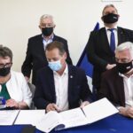 26.05.2021. Wiślica. Podpisanie umowy na dofinansowanie rewitalizacji grodziska. Na zdjęciu (od lewej): Halina Sokołowska - skarbnik Miasta i Gminy Wiślica, poseł Krzysztof Lipiec - lider świętokrzyskich struktur PiS, Jarosław Jaworski - burmistrz miasta i gminy Wiślica, Maciej Gawin - radny sejmiku, Andrzej Bętkowski - marszałek województwa świętokrzyskiego / Jarosław Kubalski / Radio Kielce