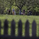 09.05.2021 Tokarnia. Turyści w Parku Etnograficznym / Jarosław Kubalski / Radio Kielce