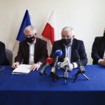 26.05.2021. Wiślica. Podpisanie umowy na dofinansowanie rewitalizacji grodziska. Na zdjęciu (od lewej): Jarosław Jaworski - burmistrz miasta i gminy Wiślica, Andrzej Bętkowski - marszałek województwa świętokrzyskiego, poseł Krzysztof Lipiec - lider świętokrzyskich struktur PiS, Maciej Gawin - radny sejmiku / Jarosław Kubalski / Radio Kielce