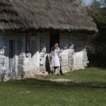 09.05.2021 Tokarnia. Turyści w Parku Etnograficznym / Jarosław Kubalski / Radio Kielce