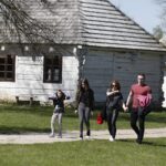 09.05.2021 Tokarnia. Turyści w Parku Etnograficznym / Jarosław Kubalski / Radio Kielce