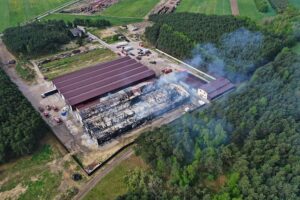 17.05.2021. Krasocin. Dogaszanie pożaru na terenie zakładu Zefir / Jarosław Kubalski / Radio Kielce