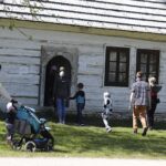 09.05.2021 Tokarnia. Turyści w Parku Etnograficznym / Jarosław Kubalski / Radio Kielce