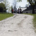 09.05.2021 Tokarnia. Turyści w Parku Etnograficznym / Jarosław Kubalski / Radio Kielce