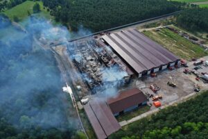 17.05.2021. Krasocin. Dogaszanie pożaru na terenie zakładu Zefir / Jarosław Kubalski / Radio Kielce