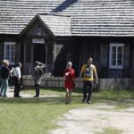 09.05.2021 Tokarnia. Turyści w Parku Etnograficznym / Jarosław Kubalski / Radio Kielce