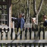 09.05.2021 Tokarnia. Turyści w Parku Etnograficznym / Jarosław Kubalski / Radio Kielce