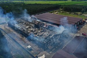 17.05.2021. Krasocin. Dogaszanie pożaru na terenie zakładu Zefir / Jarosław Kubalski / Radio Kielce