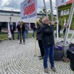 28.05.2021. Starachowice. Pikieta przed zakładami MAN. Na zdjęciu: Jan Seweryn, szef zakładowej Solidarności / Anna Głąb / Radio Kielce